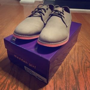 Women’s casual shoes